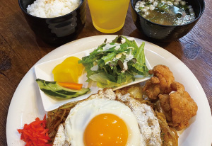 4種類の焼きそばから選べるワンプレートランチ